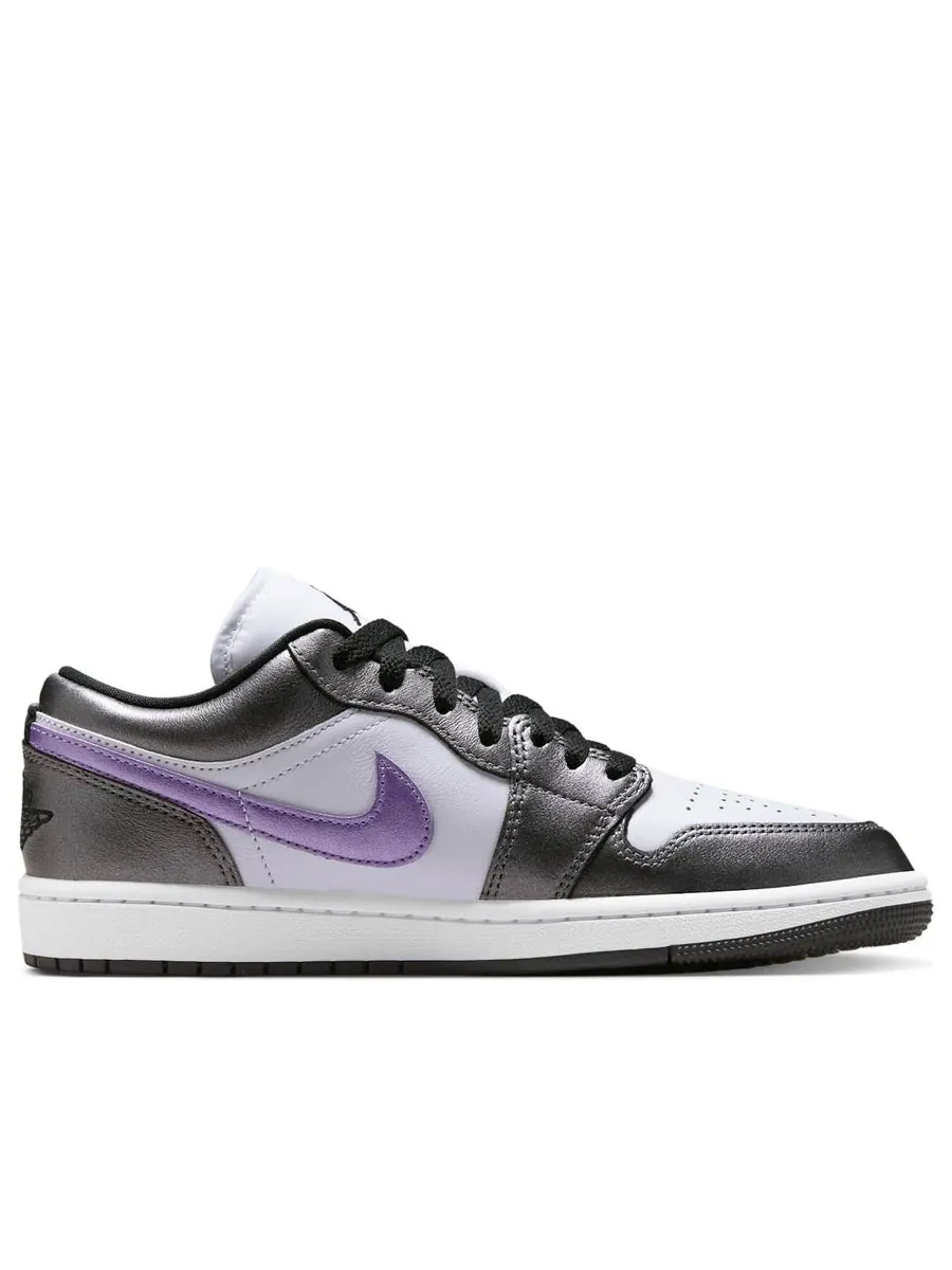 Кроссовки (WMNS) Air Jordan 1 Low SE 'Metallic Purple' — изображение 2 из 6, фиолетовый