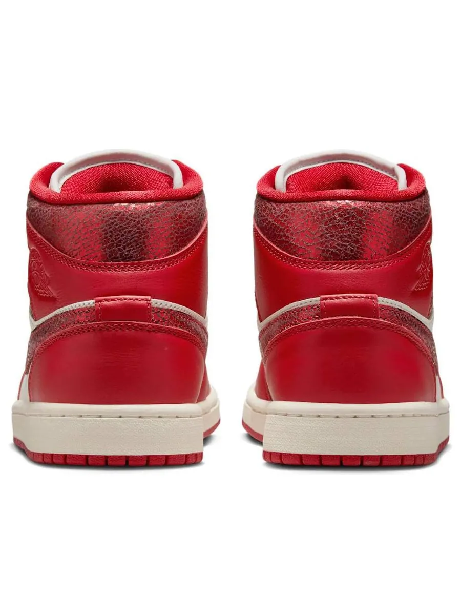 Кроссовки (WMNS) Air Jordan 1 Mid SE 'Red Cracked Leather' — изображение 5 из 6, красный