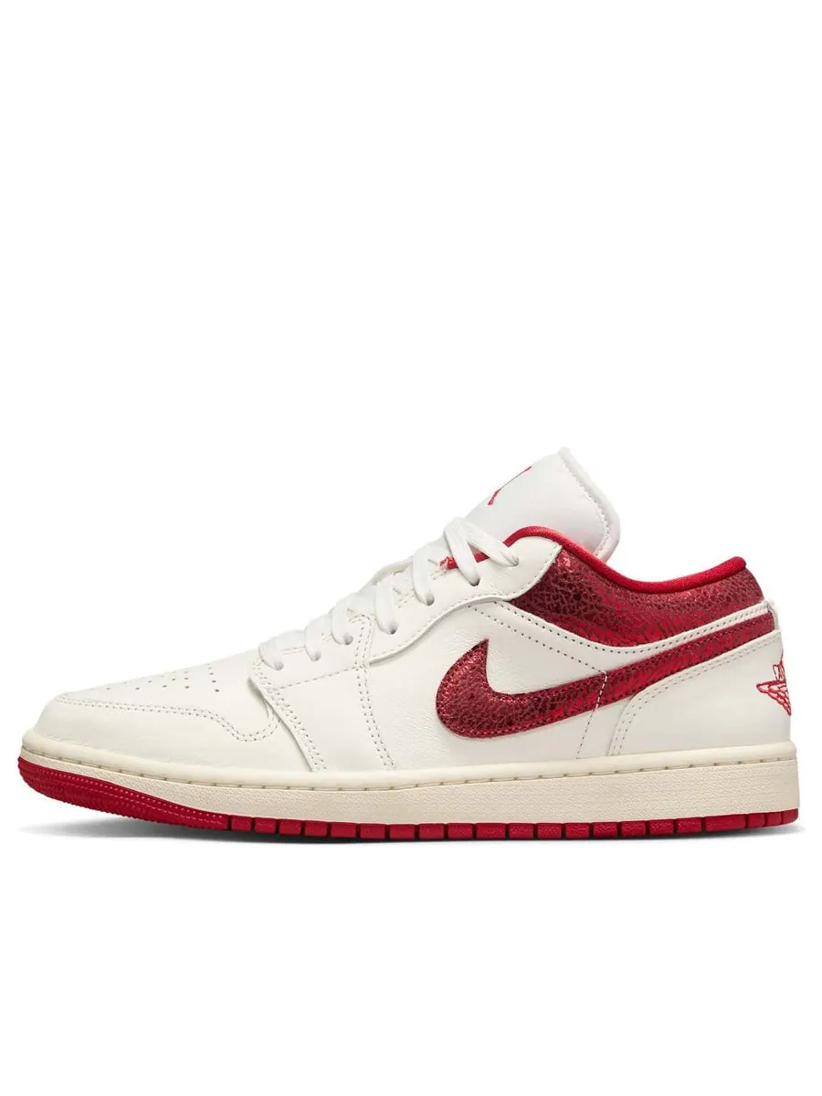 Кроссовки (WMNS) Air Jordan 1 Low SE 'Ruby' — изображение 1 из 6, бежевый