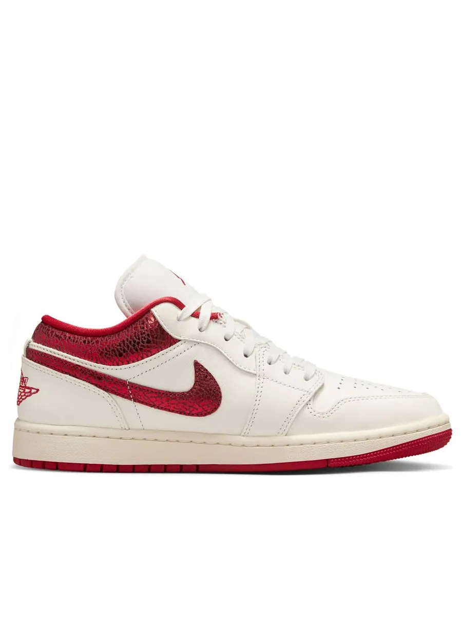 Кроссовки (WMNS) Air Jordan 1 Low SE 'Ruby' — изображение 2 из 6, бежевый