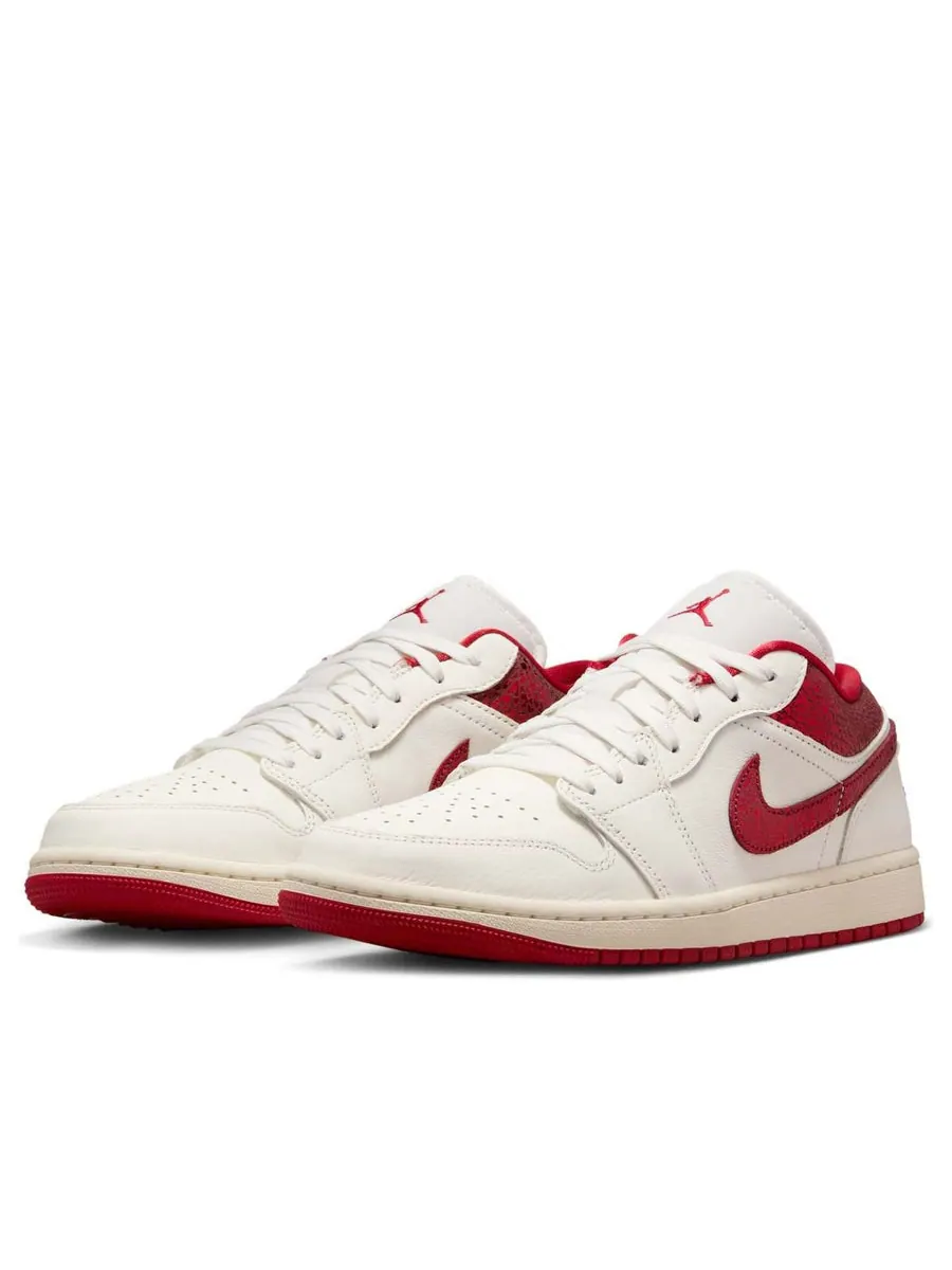Кроссовки (WMNS) Air Jordan 1 Low SE 'Ruby' — изображение 3 из 6, бежевый