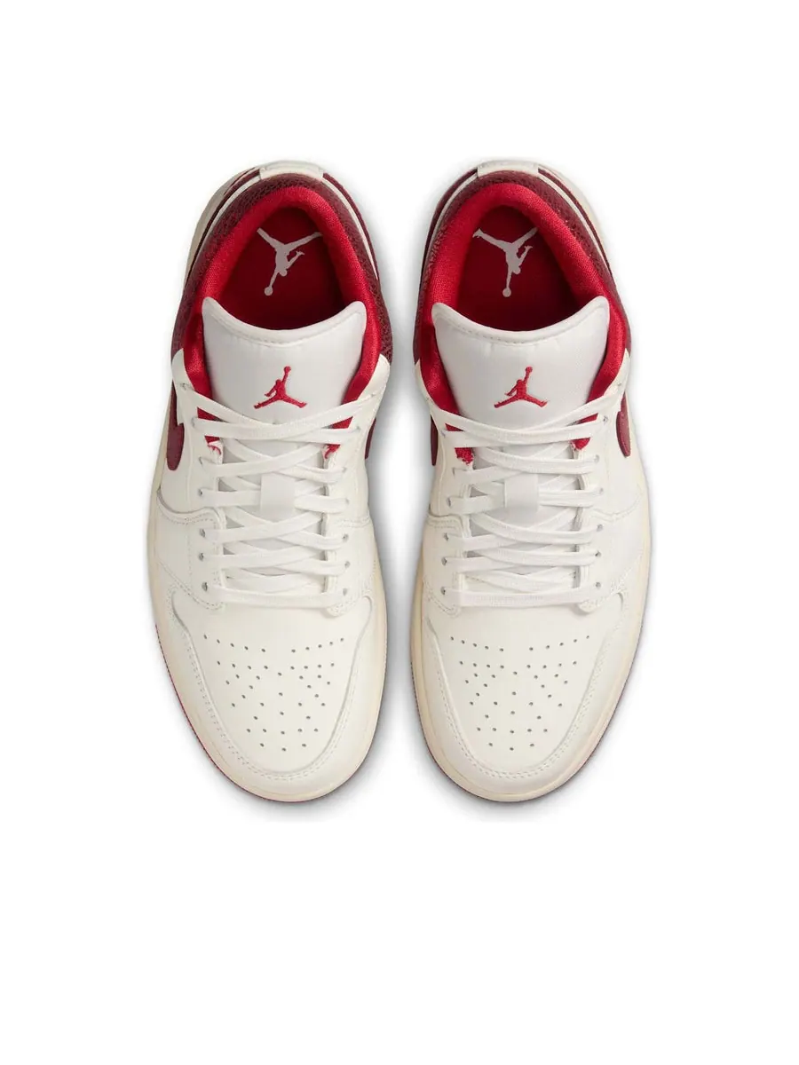 Кроссовки (WMNS) Air Jordan 1 Low SE 'Ruby' — изображение 4 из 6, бежевый