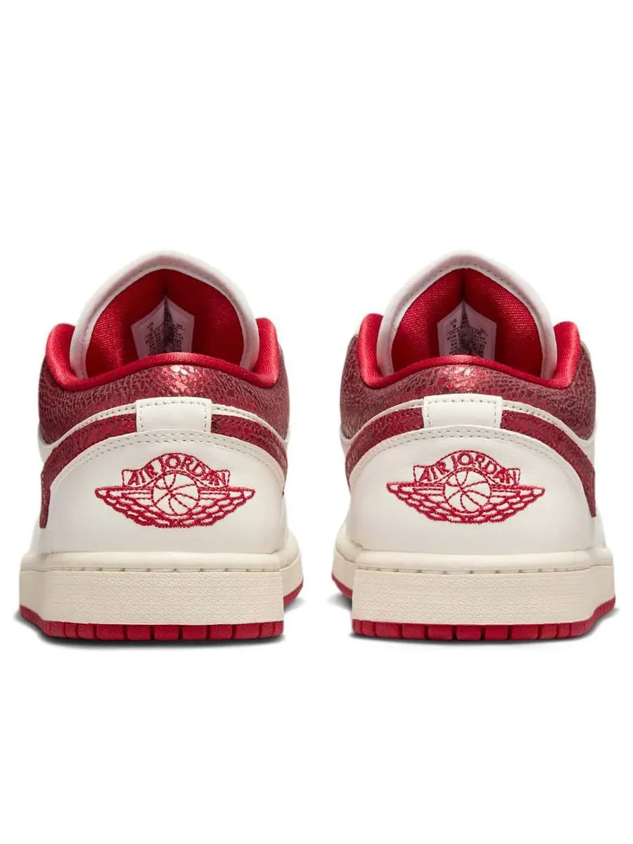 Кроссовки (WMNS) Air Jordan 1 Low SE 'Ruby' — изображение 5 из 6, бежевый
