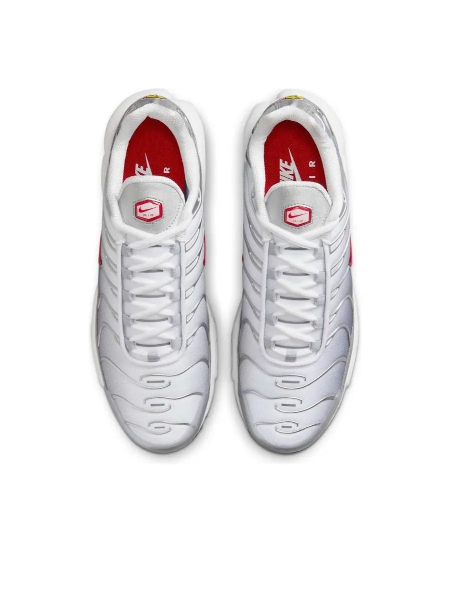 Кроссовки (WMNS) Nike Air Max Plus 'Metallic Silver University Red' — изображение 4 из 6, серебряный