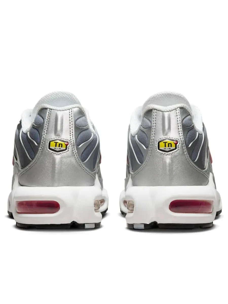 Кроссовки (WMNS) Nike Air Max Plus 'Metallic Silver University Red' — изображение 5 из 6, серебряный