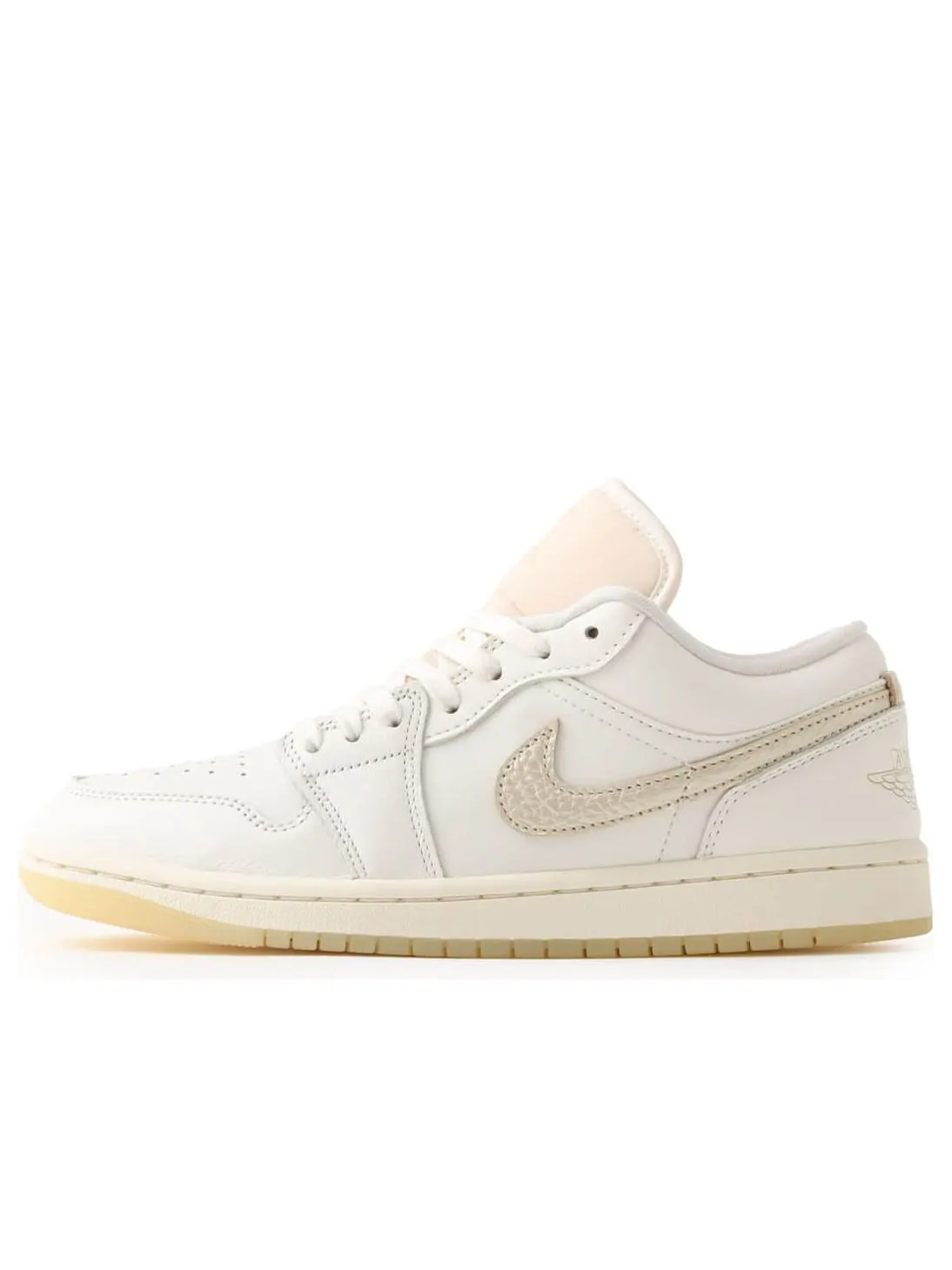 Кроссовки (WMNS) Air Jordan 1 Low SE 'Sail Pale Ivory Team Gold' — изображение 1 из 1, белый
