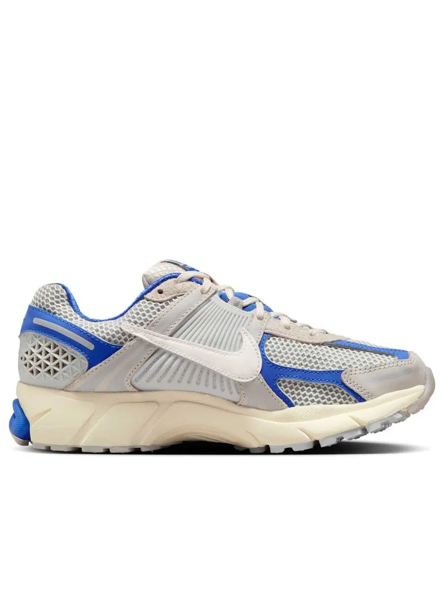 Кроссовки (WMNS) Nike Zoom Vomero 5 'Coconut Milk Game Royal' — изображение 2 из 6, бежевый