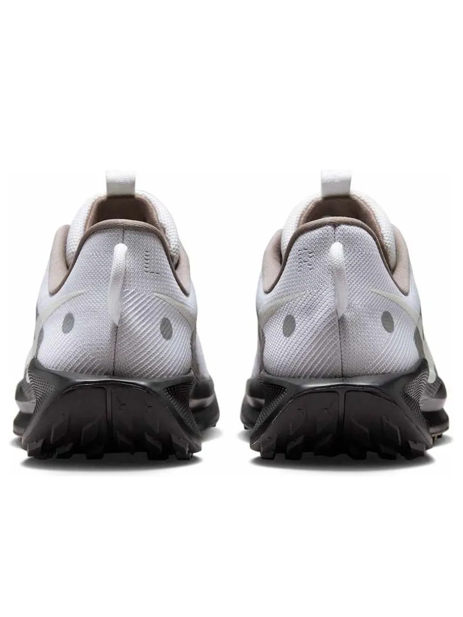Кроссовки Nike Pegasus Trail 5 'Vast Grey Black Gum' — изображение 5 из 6, серый
