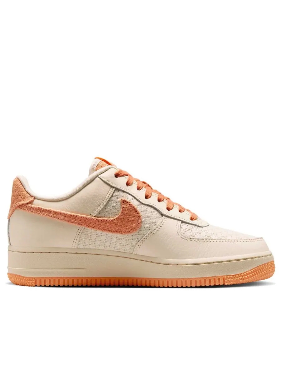 Кроссовки (WMNS) Nike Air Force 1 '07 'Copper Moon' — изображение 2 из 6, бежевый