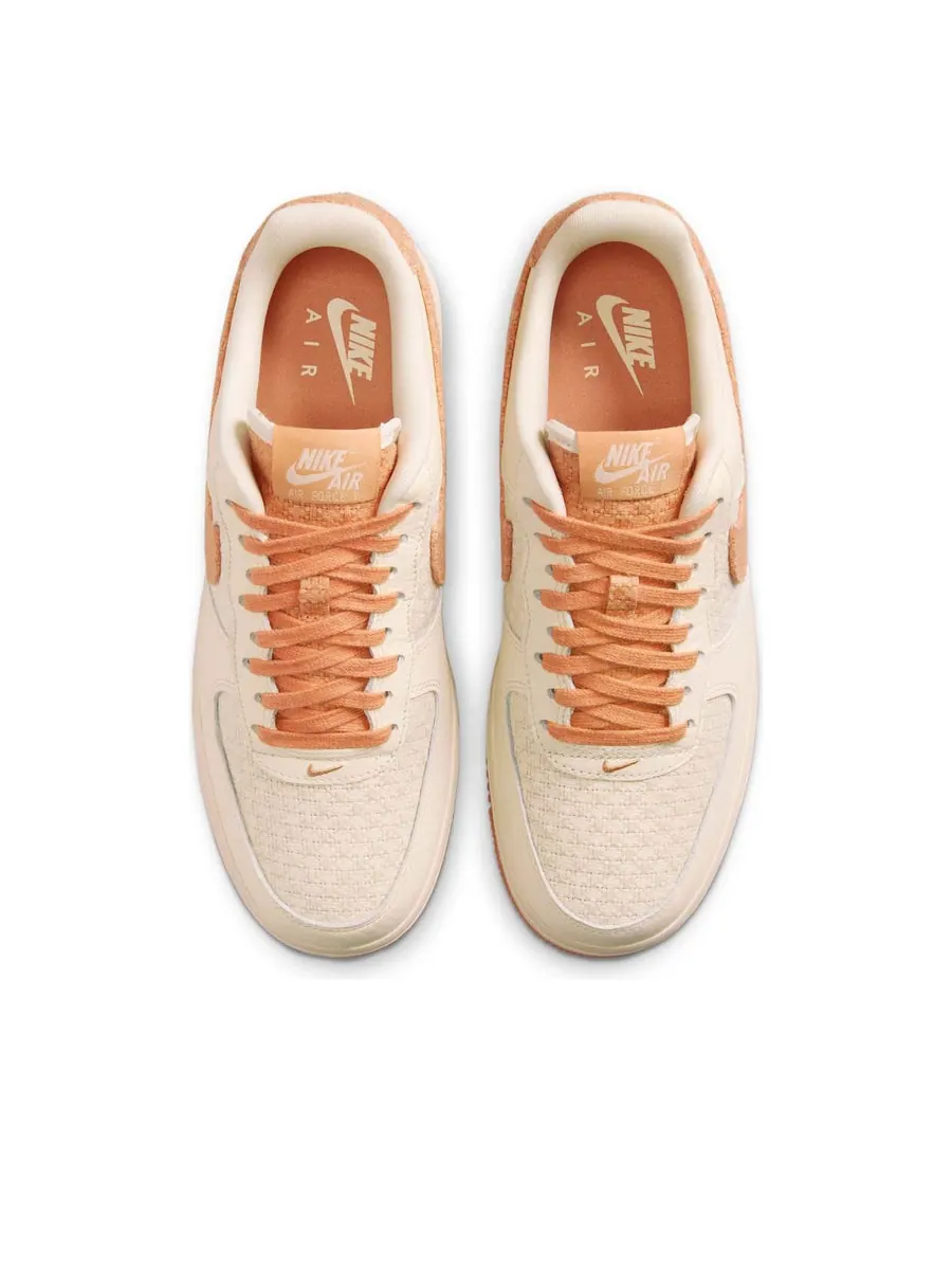 Кроссовки (WMNS) Nike Air Force 1 '07 'Copper Moon' — изображение 4 из 6, бежевый