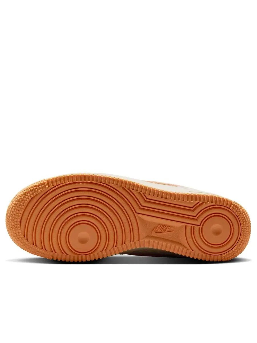 Кроссовки (WMNS) Nike Air Force 1 '07 'Copper Moon' — изображение 6 из 6, бежевый