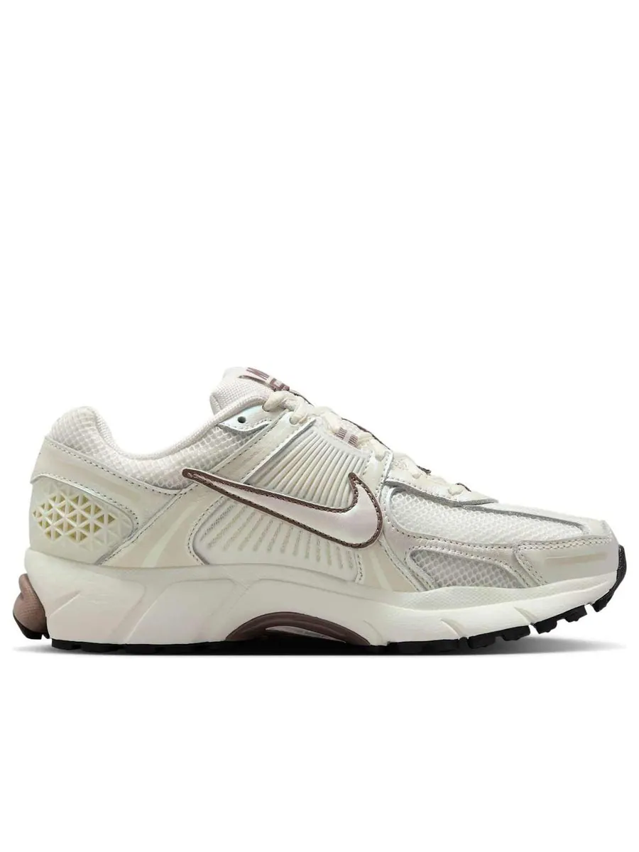Кроссовки (WMNS) Nike Air Zoom Vomero 5 'Sail Mink Brown Black' — изображение 2 из 6, бежевый