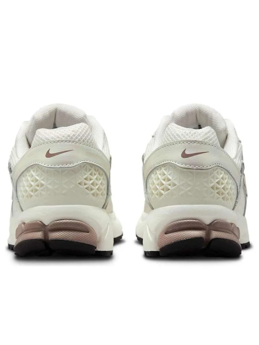 Кроссовки (WMNS) Nike Air Zoom Vomero 5 'Sail Mink Brown Black' — изображение 5 из 6, бежевый