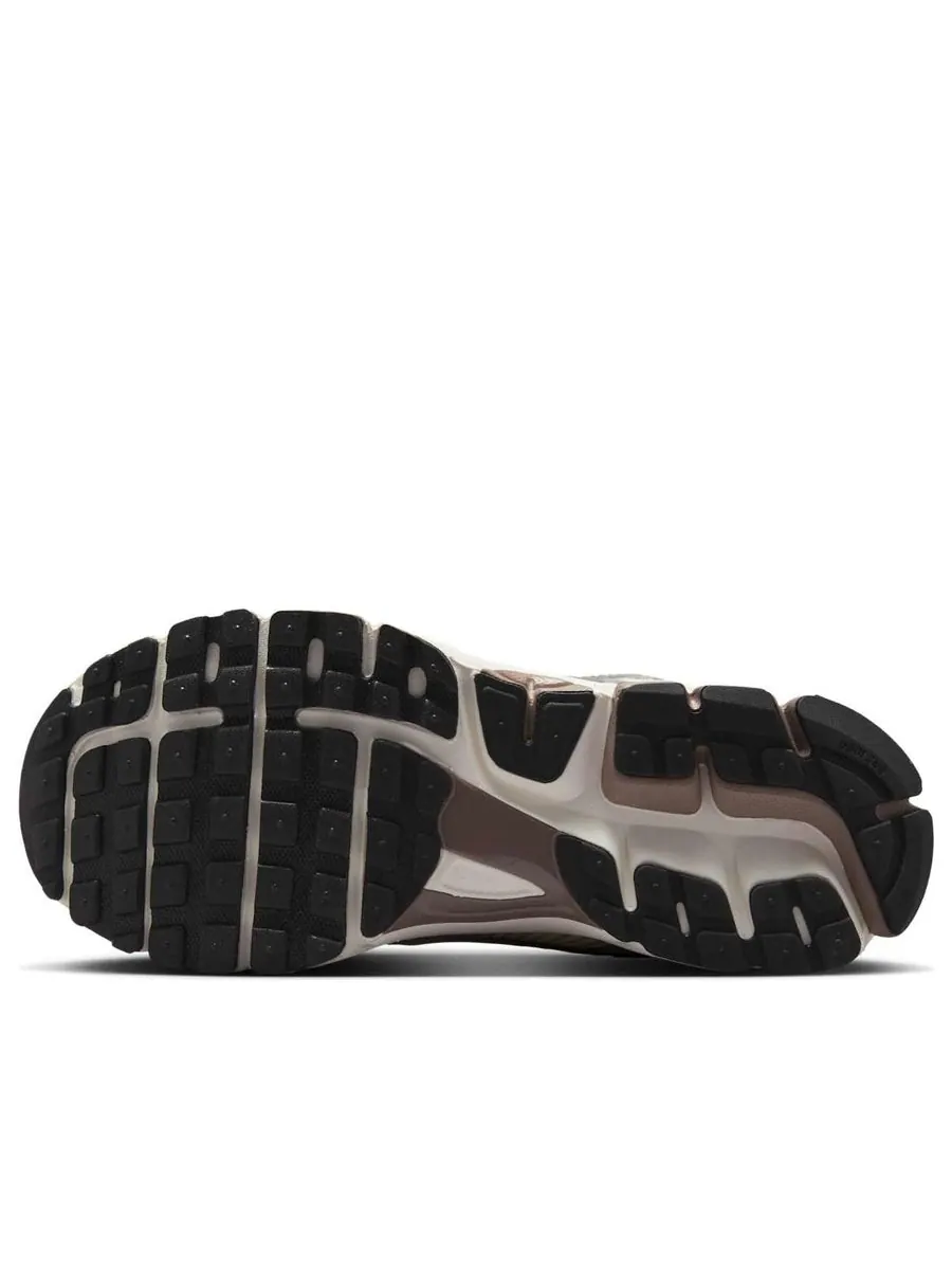 Кроссовки (WMNS) Nike Air Zoom Vomero 5 'Sail Mink Brown Black' — изображение 6 из 6, бежевый