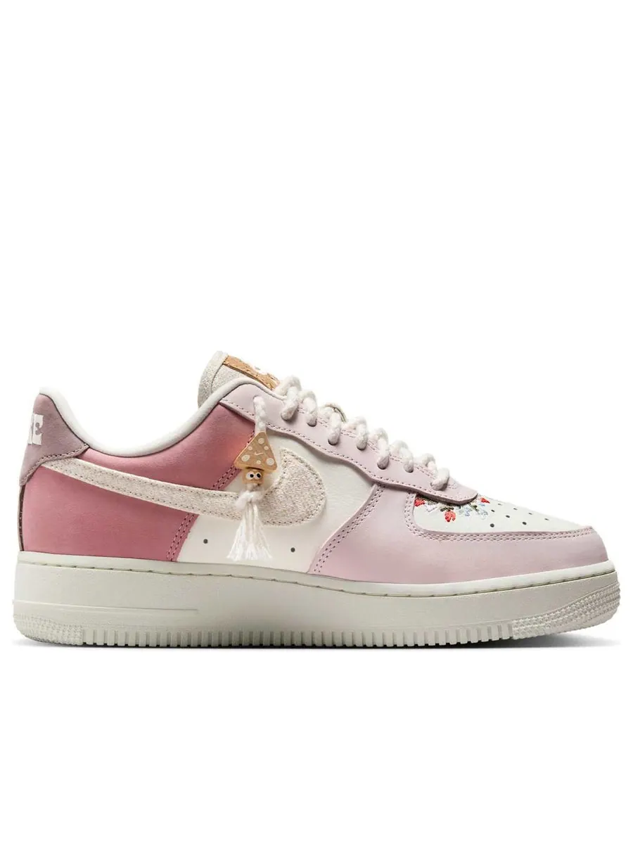 Кроссовки (WMNS) Nike Air Force 1 '07 LX 'Mushroom' — изображение 2 из 6, бежевый