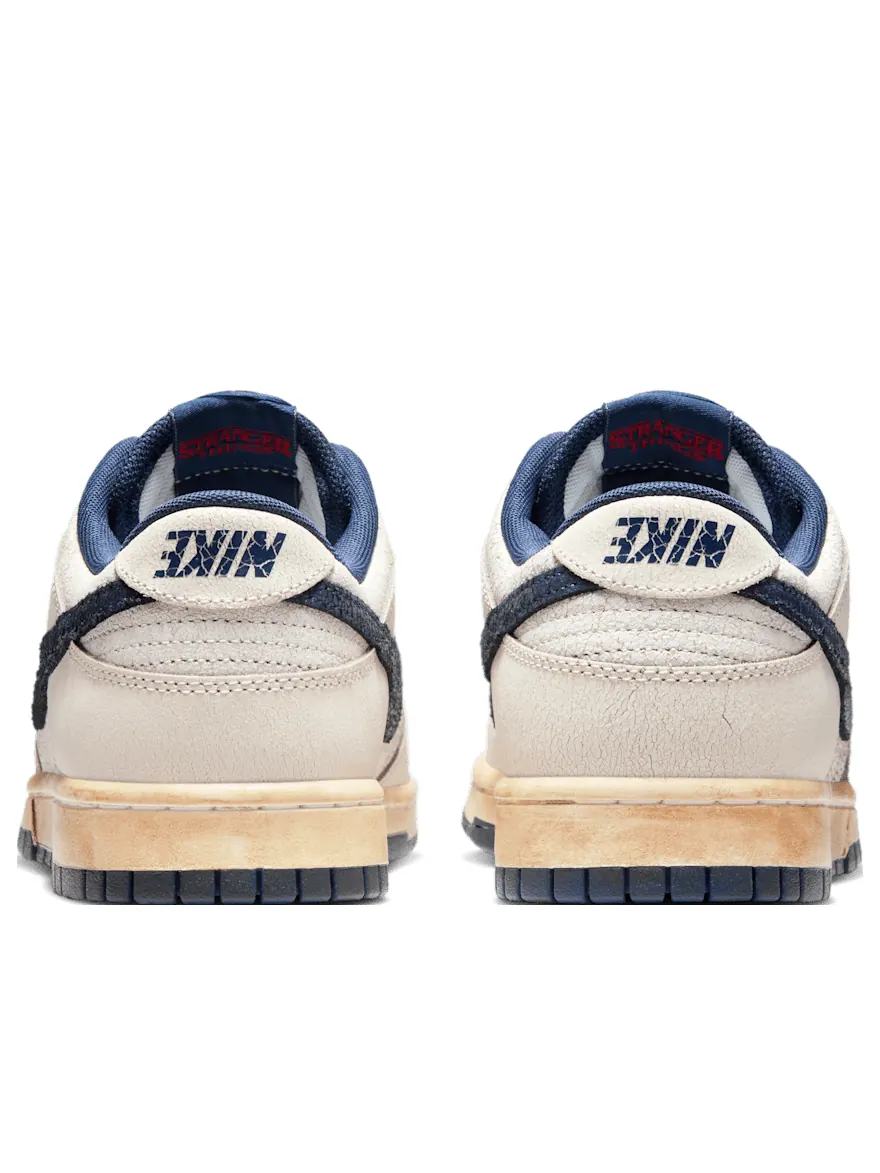 Nike x Stranger Things Dunk Low 'Phantom Midnight Navy' — изображение 3 из 6, темно-синий/серый