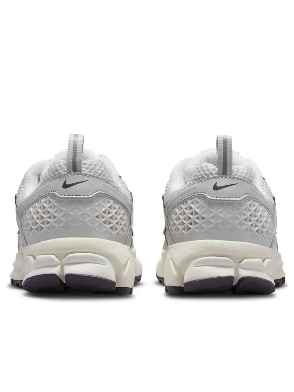 Кроссовки (GS) Nike Vomero 5 'Photon Dust Chrome' — изображение 3 из 6, серебряный