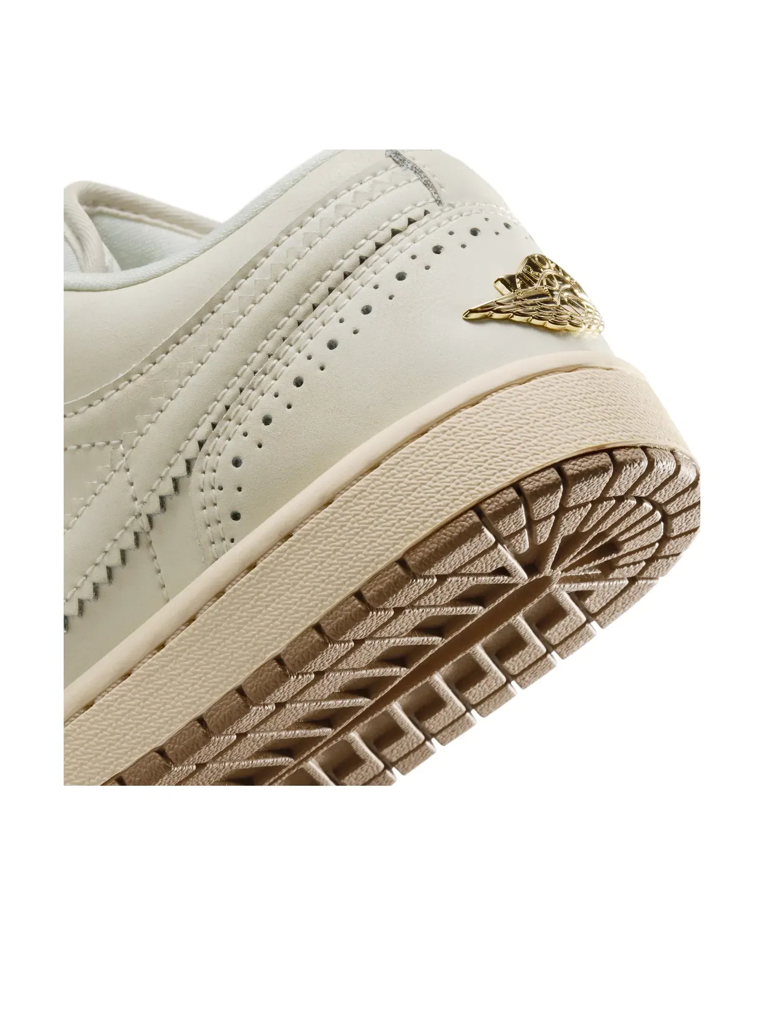 Женские кроссовки с кожаным верхом Air Jordan 1 Low Brogue Soft Pearl — изображение 5 из 6, бежевый