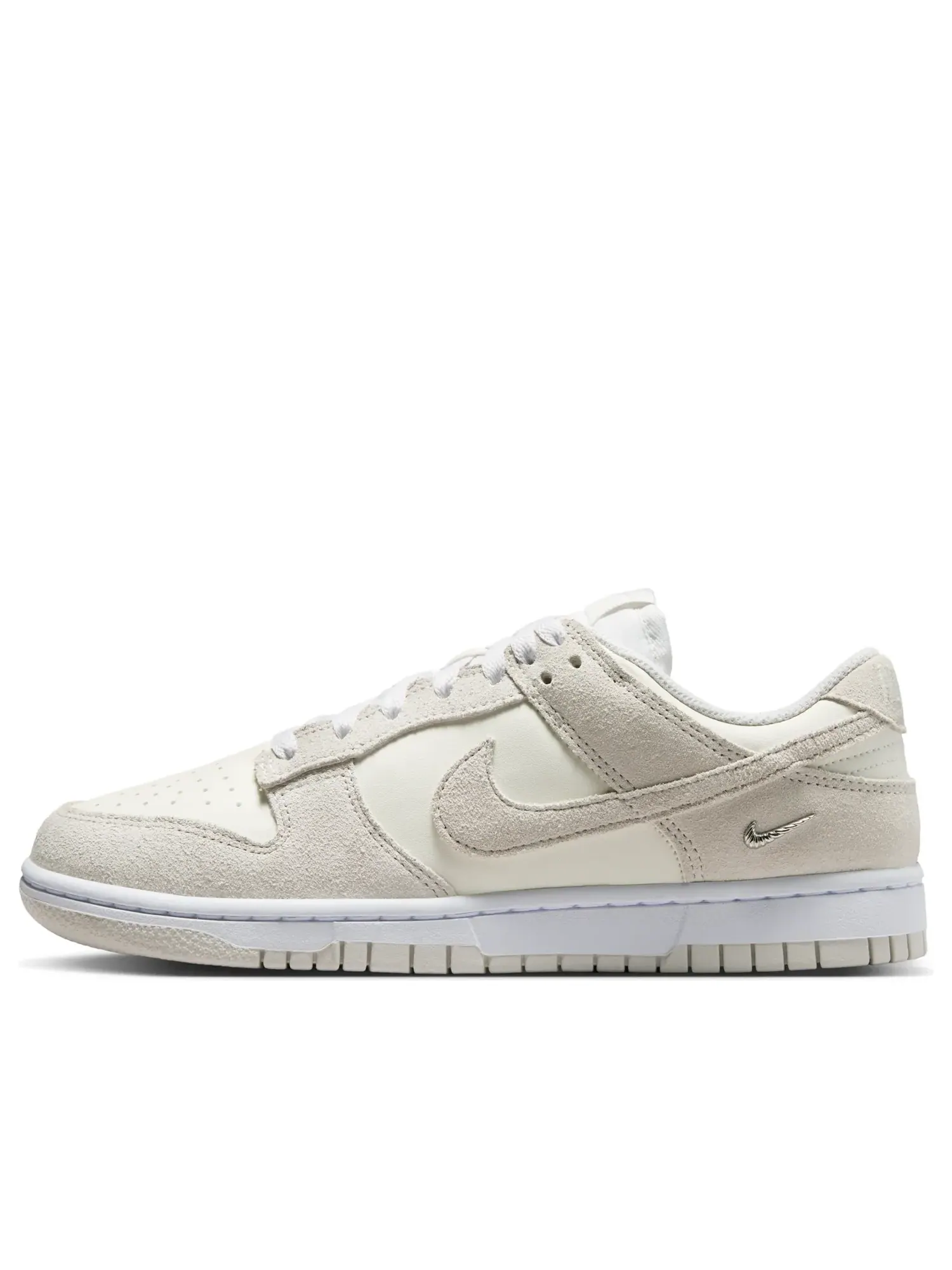 Кроссовки (WMNS) Nike Dunk Low Suede 'Sail Vast Grey' — изображение 1 из 7, белый