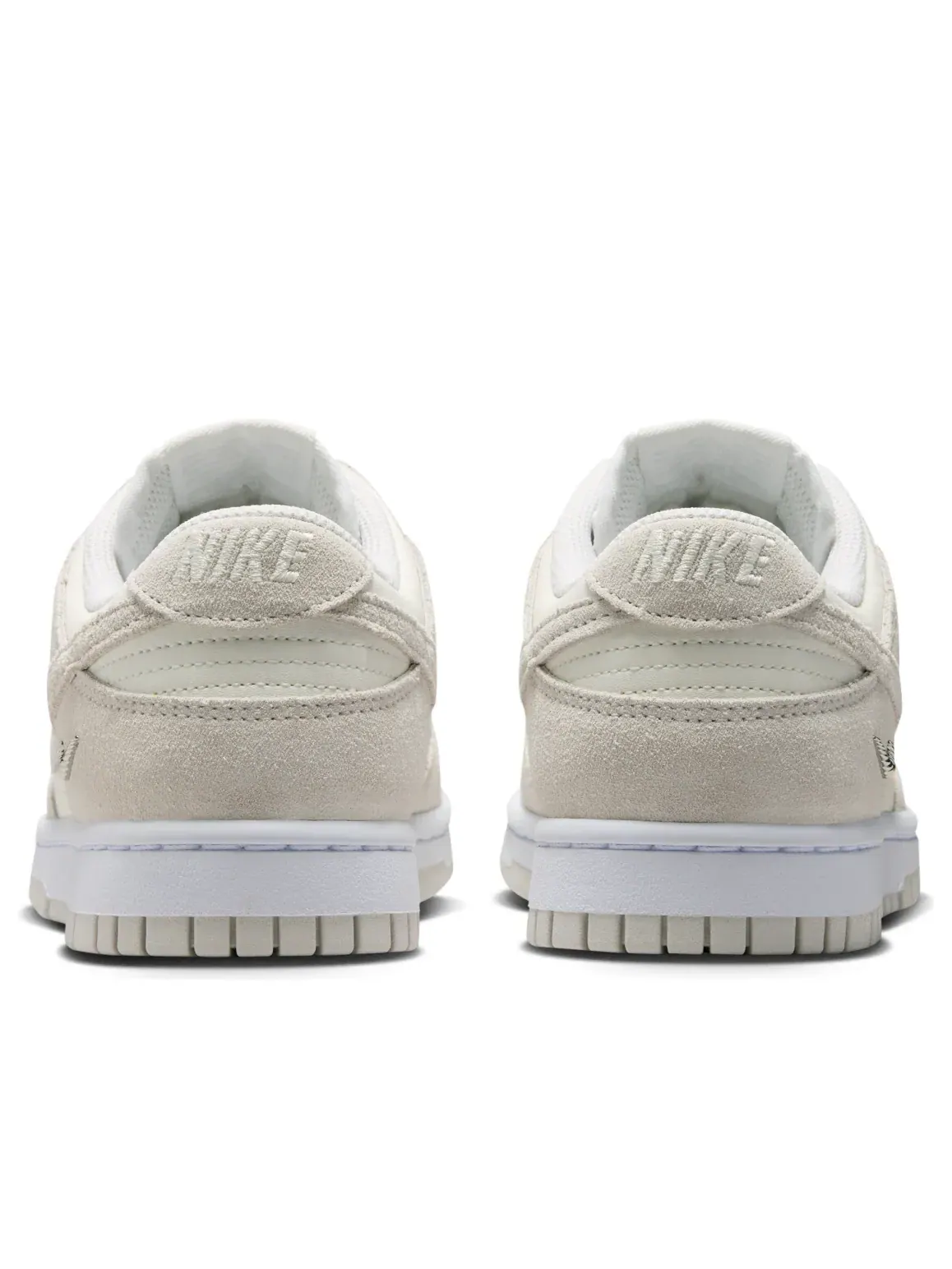 Кроссовки (WMNS) Nike Dunk Low Suede 'Sail Vast Grey' — изображение 3 из 7, белый