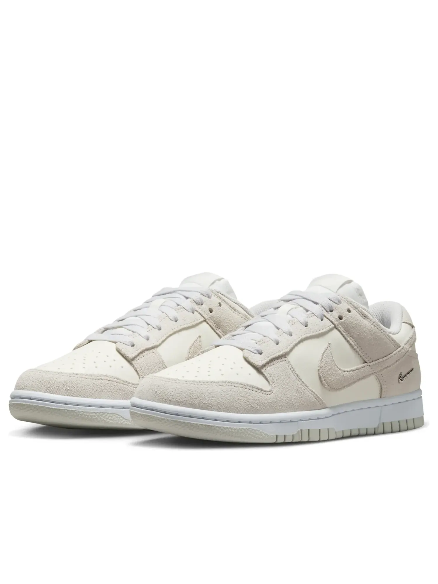 Кроссовки (WMNS) Nike Dunk Low Suede 'Sail Vast Grey' — изображение 4 из 7, белый