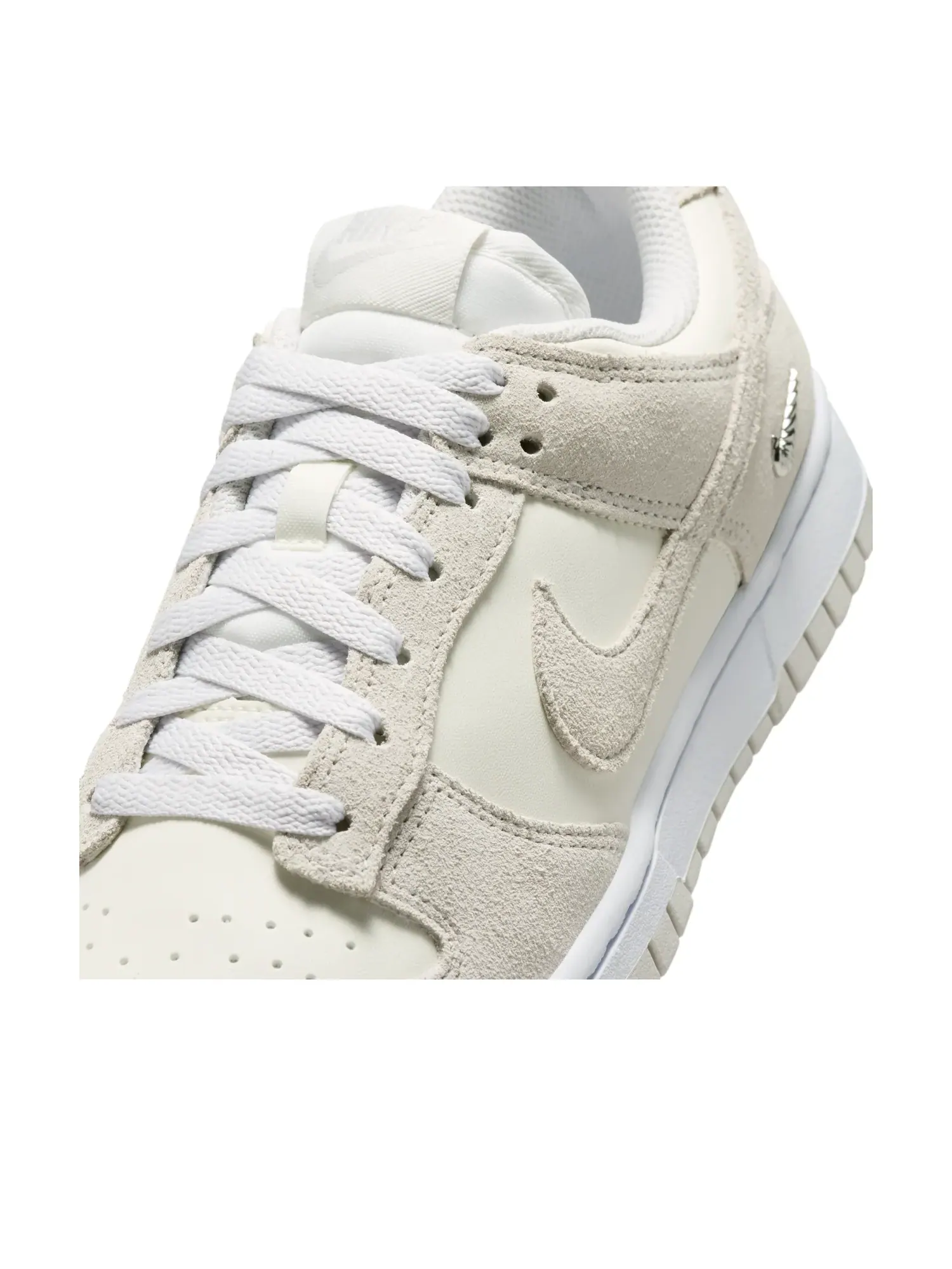Кроссовки (WMNS) Nike Dunk Low Suede 'Sail Vast Grey' — изображение 5 из 7, белый