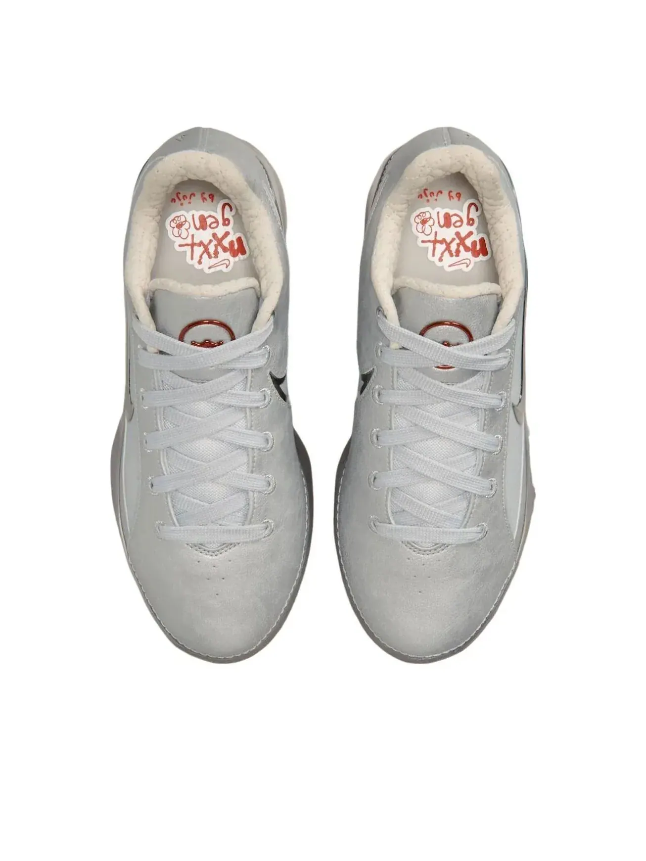 Кроссовки Nike x JuJu Watkins LeBron NXXT Gen 'Silver Lining' — изображение 3 из 5, серебряный
