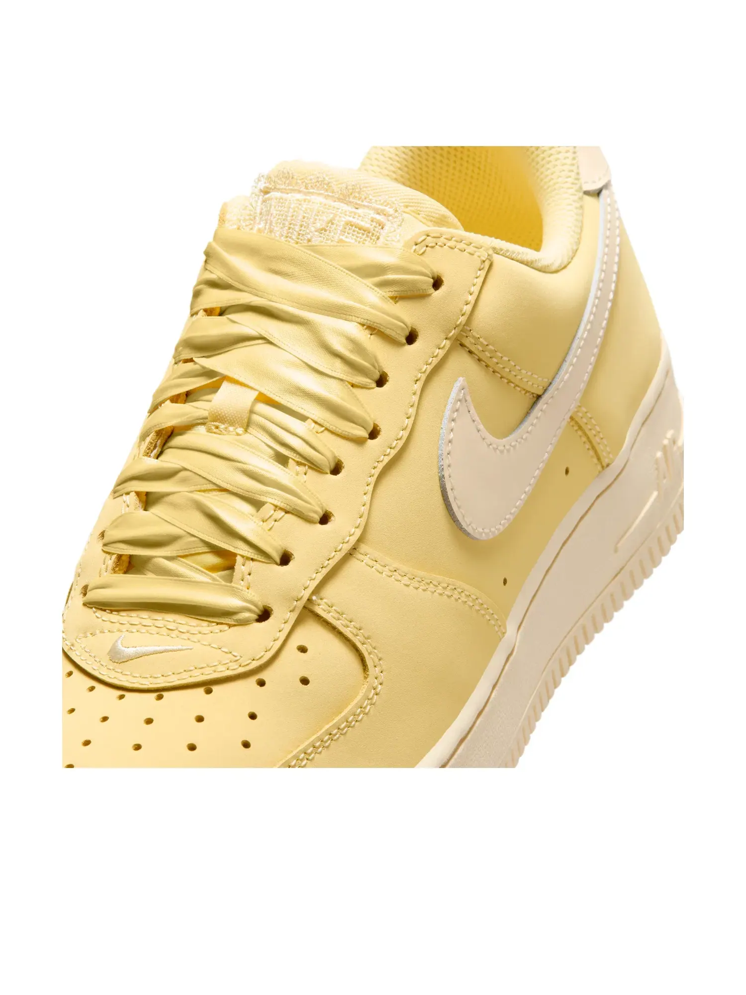 Женские кроссовки с шнуровкой Nike Air Force 1 Retro Premium Soft Yellow — изображение 5 из 6, желтый