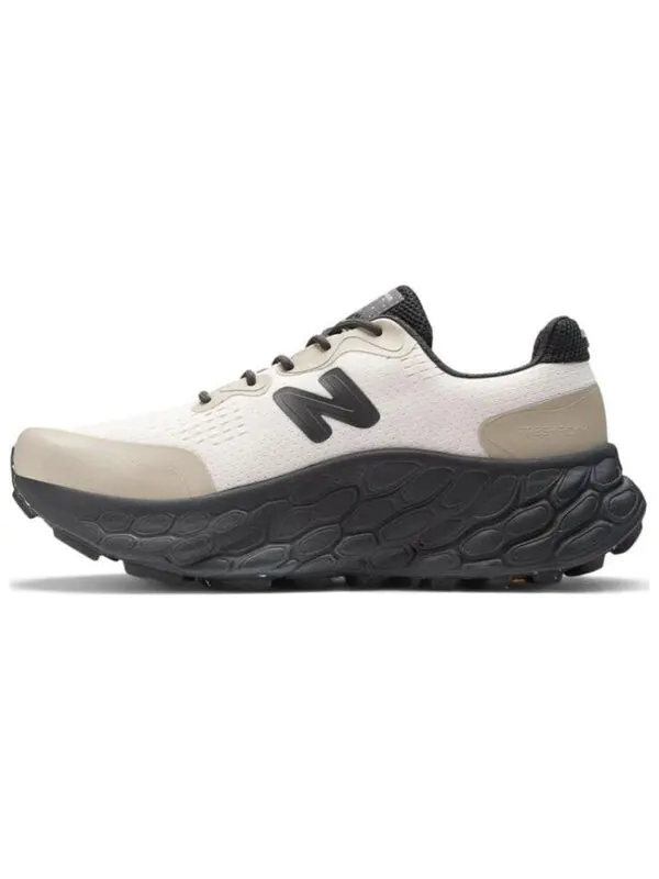 Кроссовки x District Vision x Fresh Foam x More Trail Shoes New Balance — изображение 2 из 4, бежевый/белый/черный