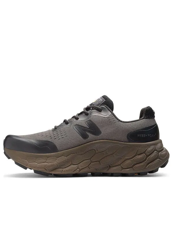 Кроссовки x district vision x fresh foam x more trail v3 shoes New Balance — изображение 1 из 4, серый/черный/коричневый