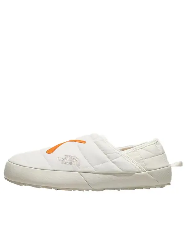 Кроссовки x kaws thermoball traction 'moonlight ivory' The North Face — изображение 1 из 4, белый/оранжевый