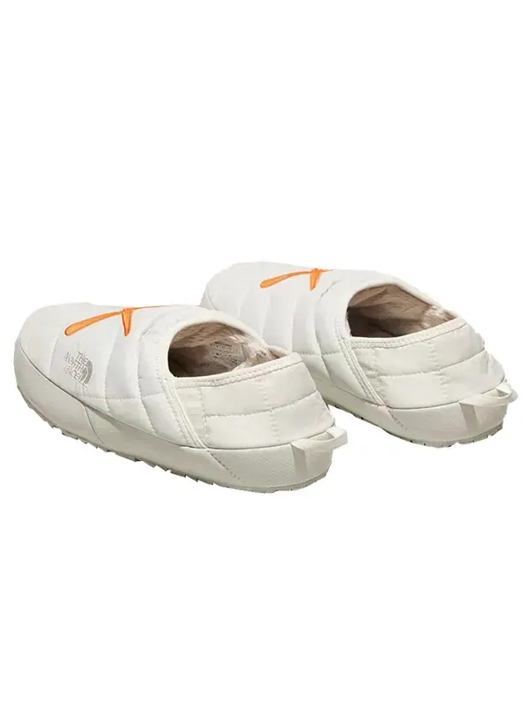Кроссовки x kaws thermoball traction 'moonlight ivory' The North Face — изображение 2 из 4, белый/оранжевый
