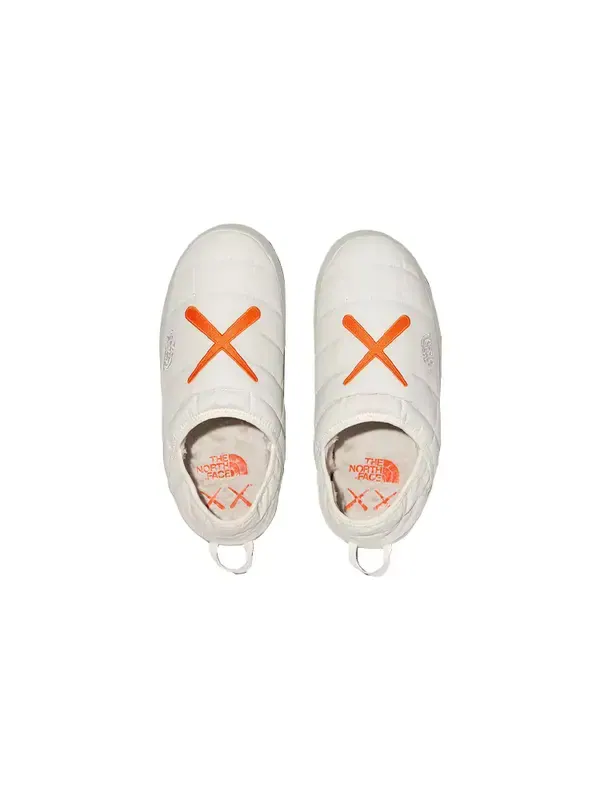 Кроссовки x kaws thermoball traction 'moonlight ivory' The North Face — изображение 3 из 4, белый/оранжевый