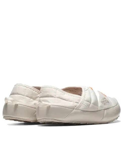Кроссовки x kaws thermoball traction 'moonlight ivory' The North Face — изображение 4 из 4, белый/оранжевый