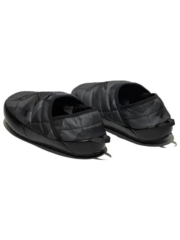 Кроссовки x kaws thermoball traction 'kw tnf black nutse print' The North Face — изображение 2 из 4, черный