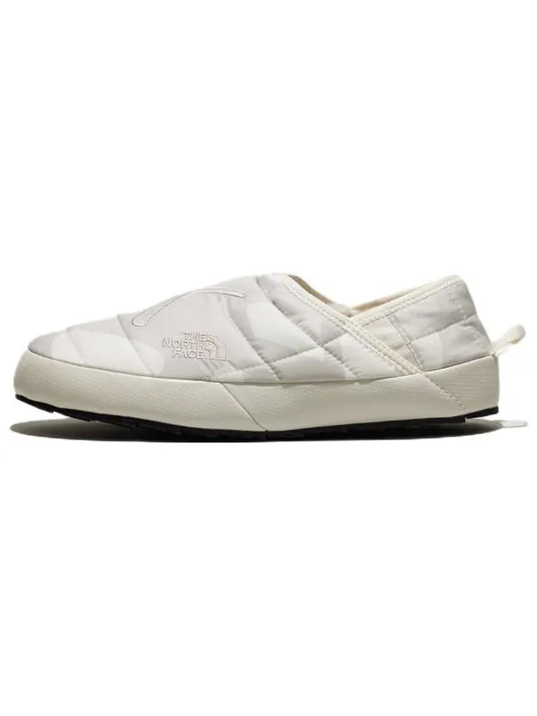 Кроссовки x kaws thermoball traction 'moonlight ivory' The North Face — изображение 1 из 4, белый