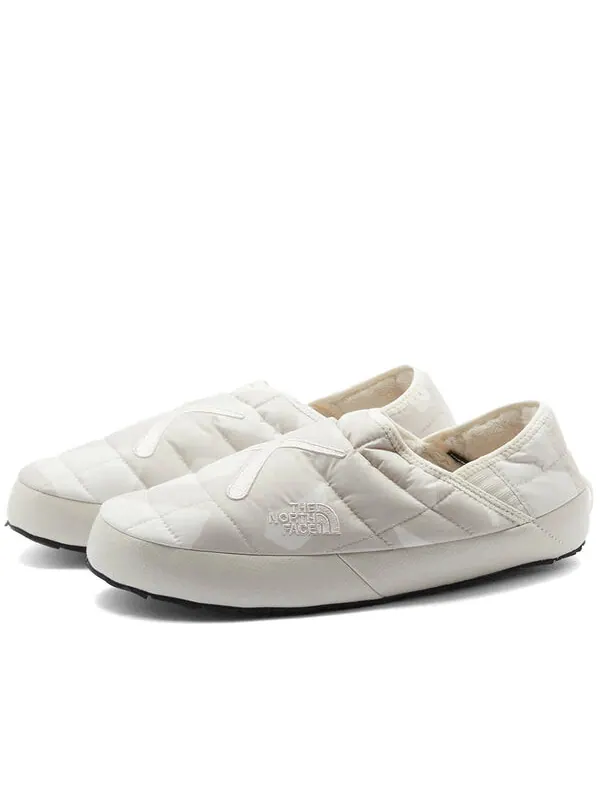 Кроссовки x kaws thermoball traction 'moonlight ivory' The North Face — изображение 2 из 4, белый