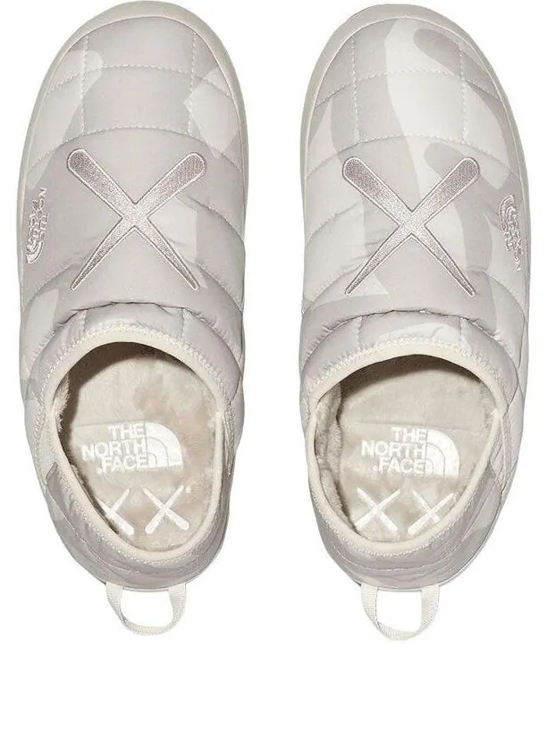 Кроссовки x kaws thermoball traction 'moonlight ivory' The North Face — изображение 3 из 4, белый