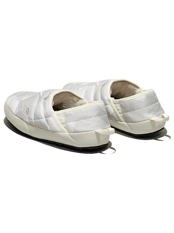 Кроссовки x kaws thermoball traction 'moonlight ivory' The North Face — изображение 4 из 4, белый