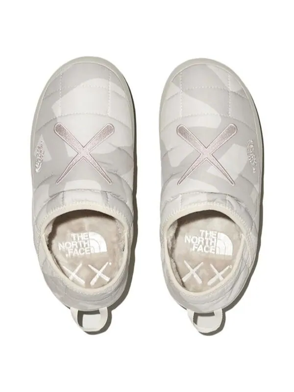 Кроссовки x kaws thermoball traction mule vp 'white' The North Face — изображение 2 из 2, белый
