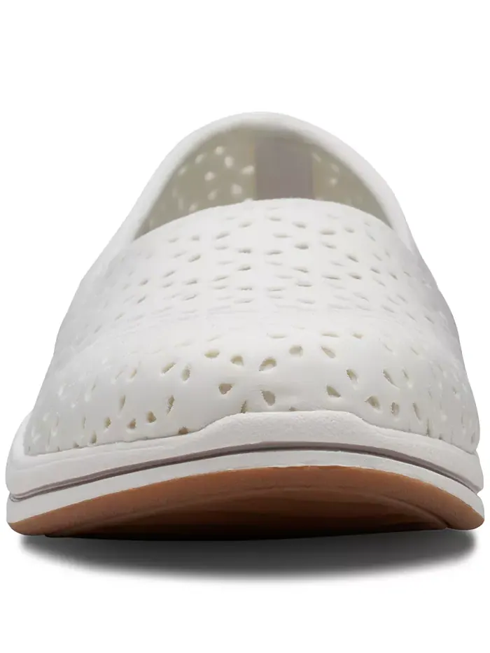 Балетки женские Clarks Cloudsteppers Breeze Emily с перфорацией — изображение 3 из 6, белый