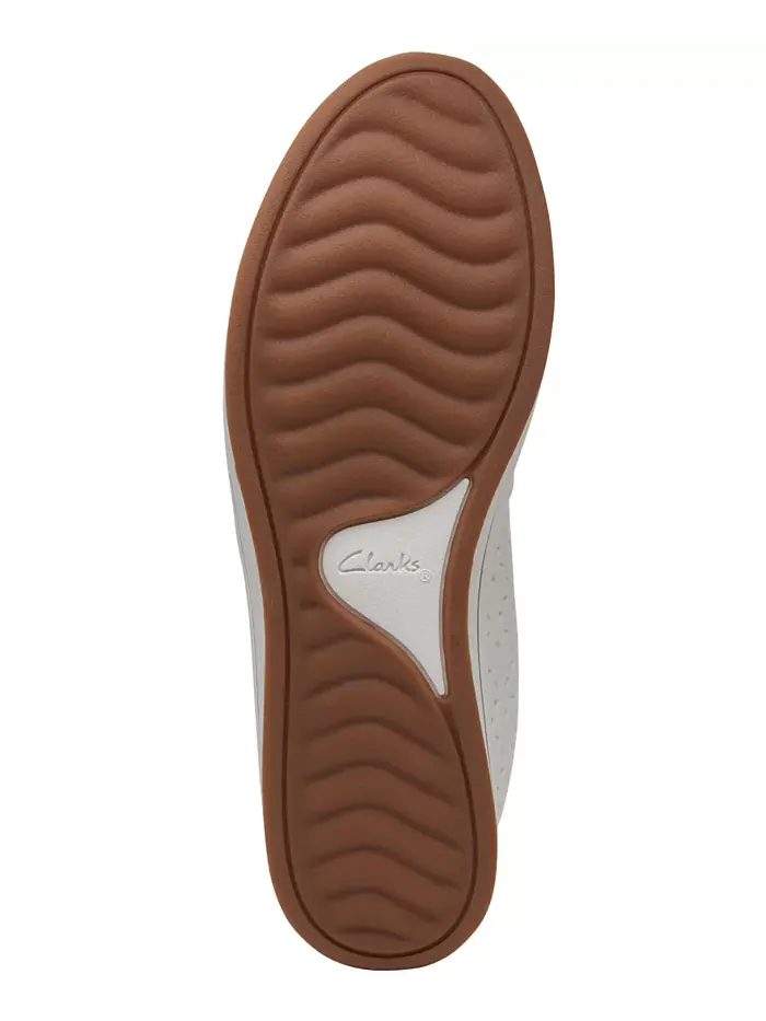 Балетки женские Clarks Cloudsteppers Breeze Emily с перфорацией — изображение 5 из 6, белый