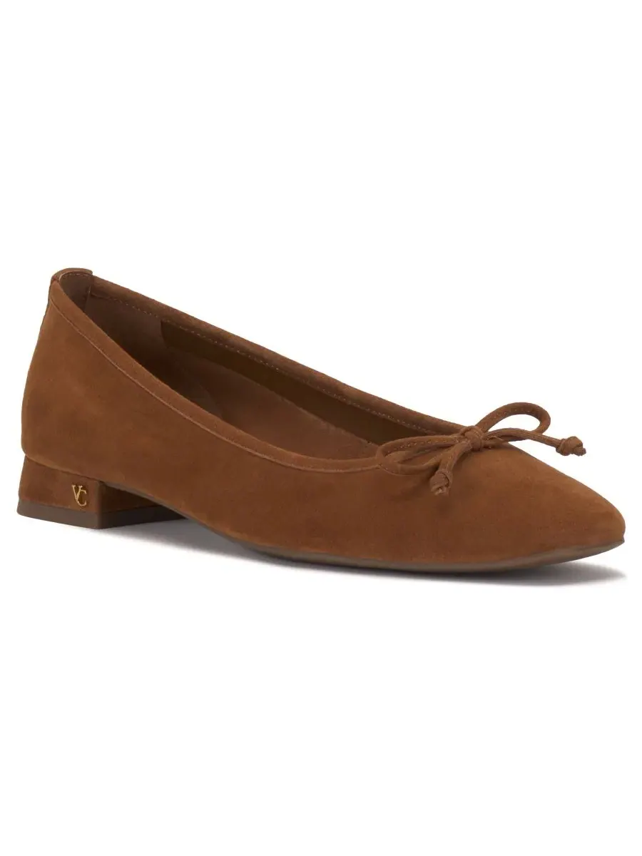 Балетки на каблуке с бантом Jenlea Burnt Sugar Suede Vince Camuto — изображение 1 из 5