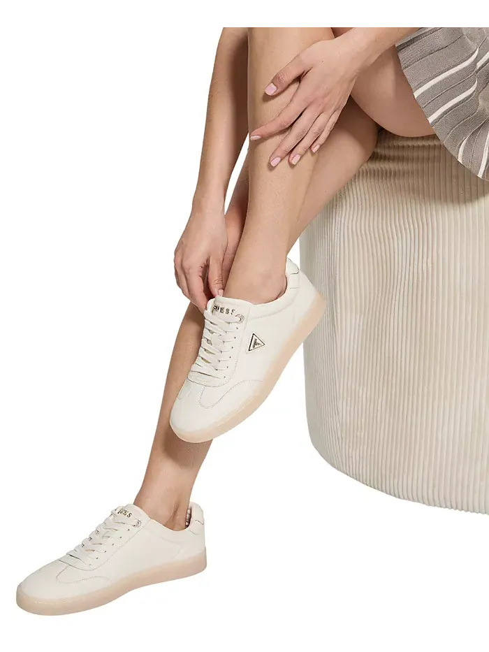 Женские кеды Jazlie с круглым мыском и логотипом GUESS — изображение 6 из 6, слоновая кость