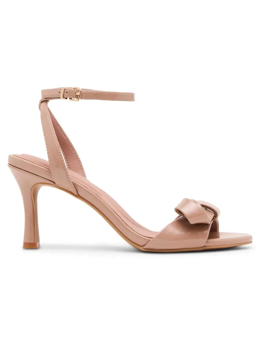Босоножки на каблуке с ремешком на щиколотке Anne Klein, Nude Crinkle — изображение 2 из 8, бежевый