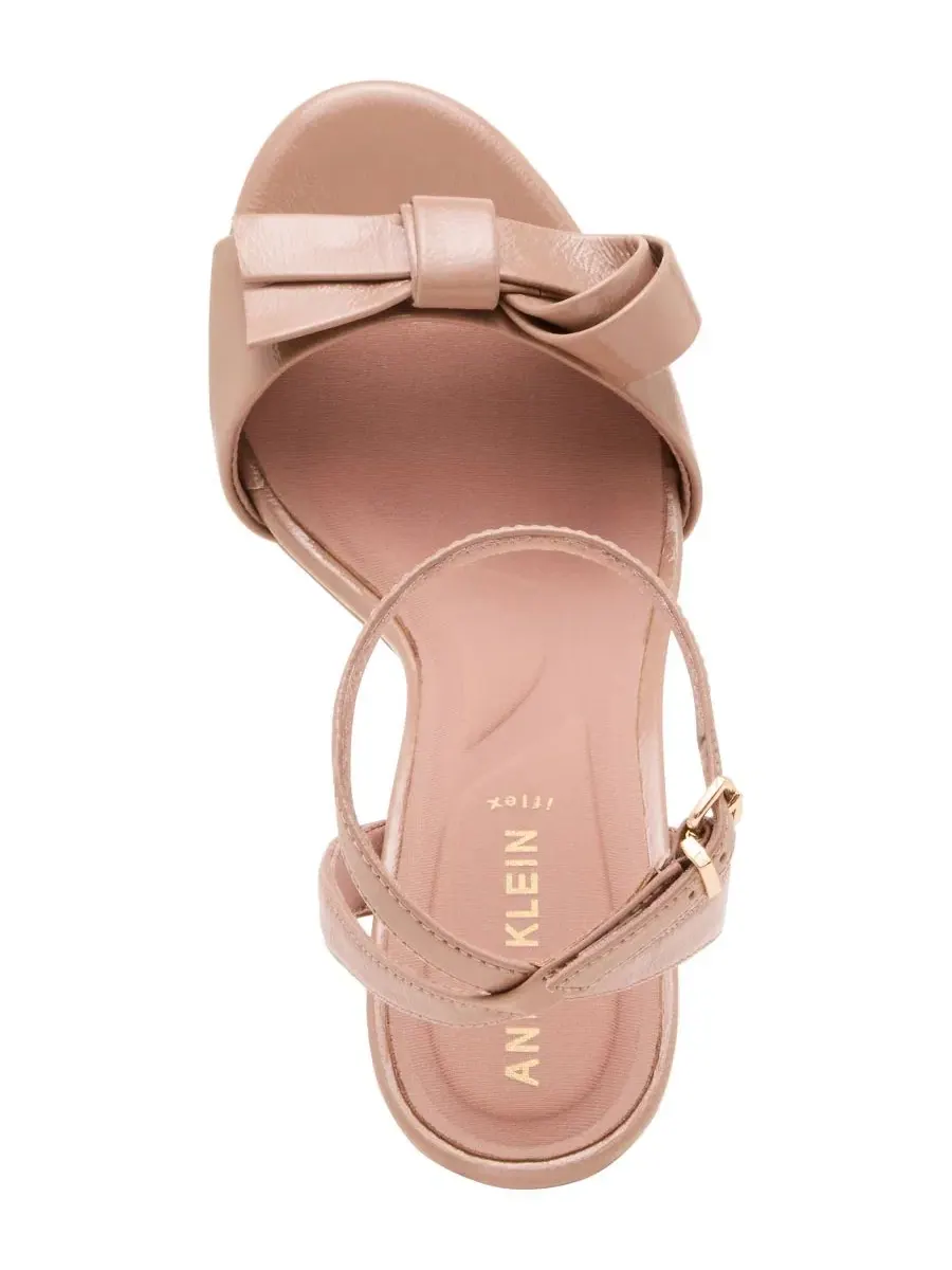 Босоножки на каблуке с ремешком на щиколотке Anne Klein, Nude Crinkle — изображение 5 из 8, бежевый
