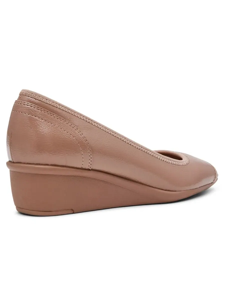 Туфли-лодочки с открытым носком Waylynn Peep-Toe Wedge Pumps Anne Klein — изображение 7 из 7, нюдовый