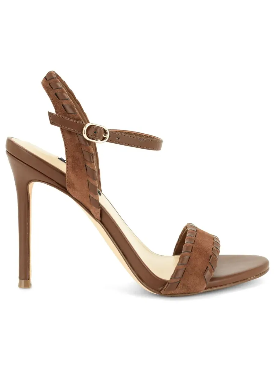 Босоножки на каблуке с ремешком на щиколотке Maora Whipstitch Nine West — изображение 2 из 5, коричневый