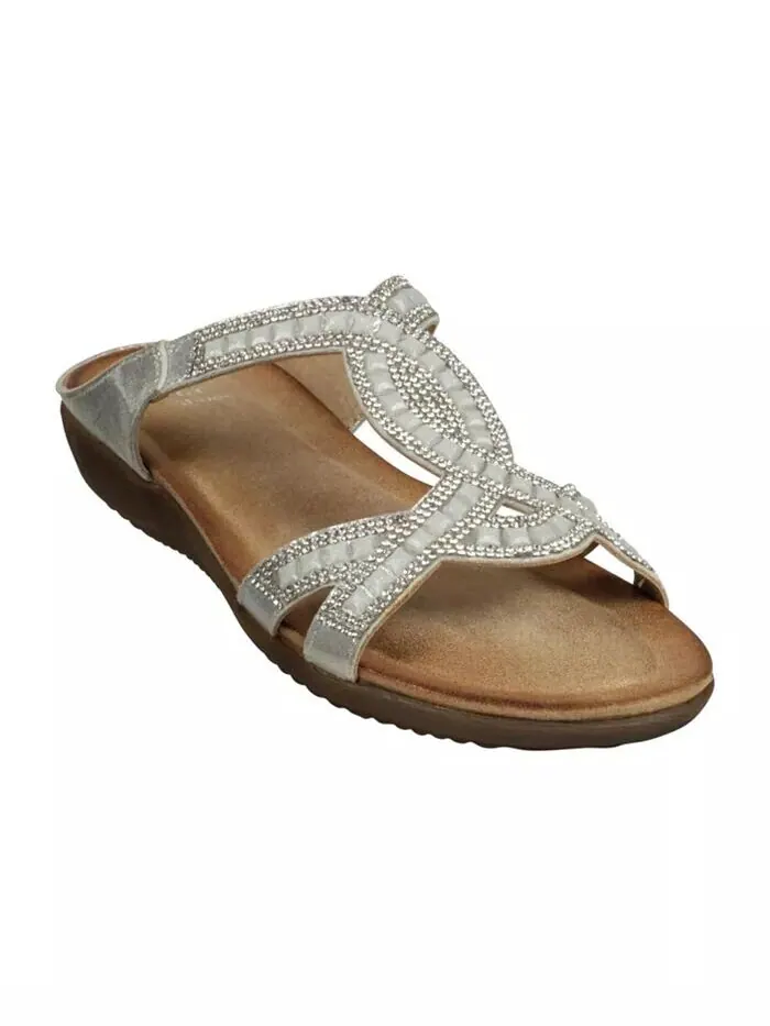 Женские шлепанцы с украшением Alora на плоской подошве GC Shoes — изображение 1 из 5, серебряный