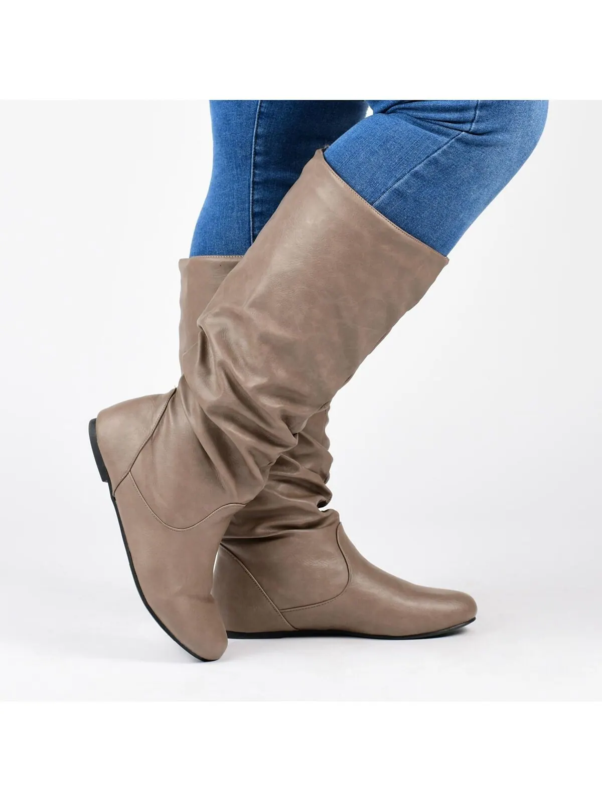 Женские очень широкие ботинки Jayne до икры Journee Collection — изображение 6 из 6, тауп